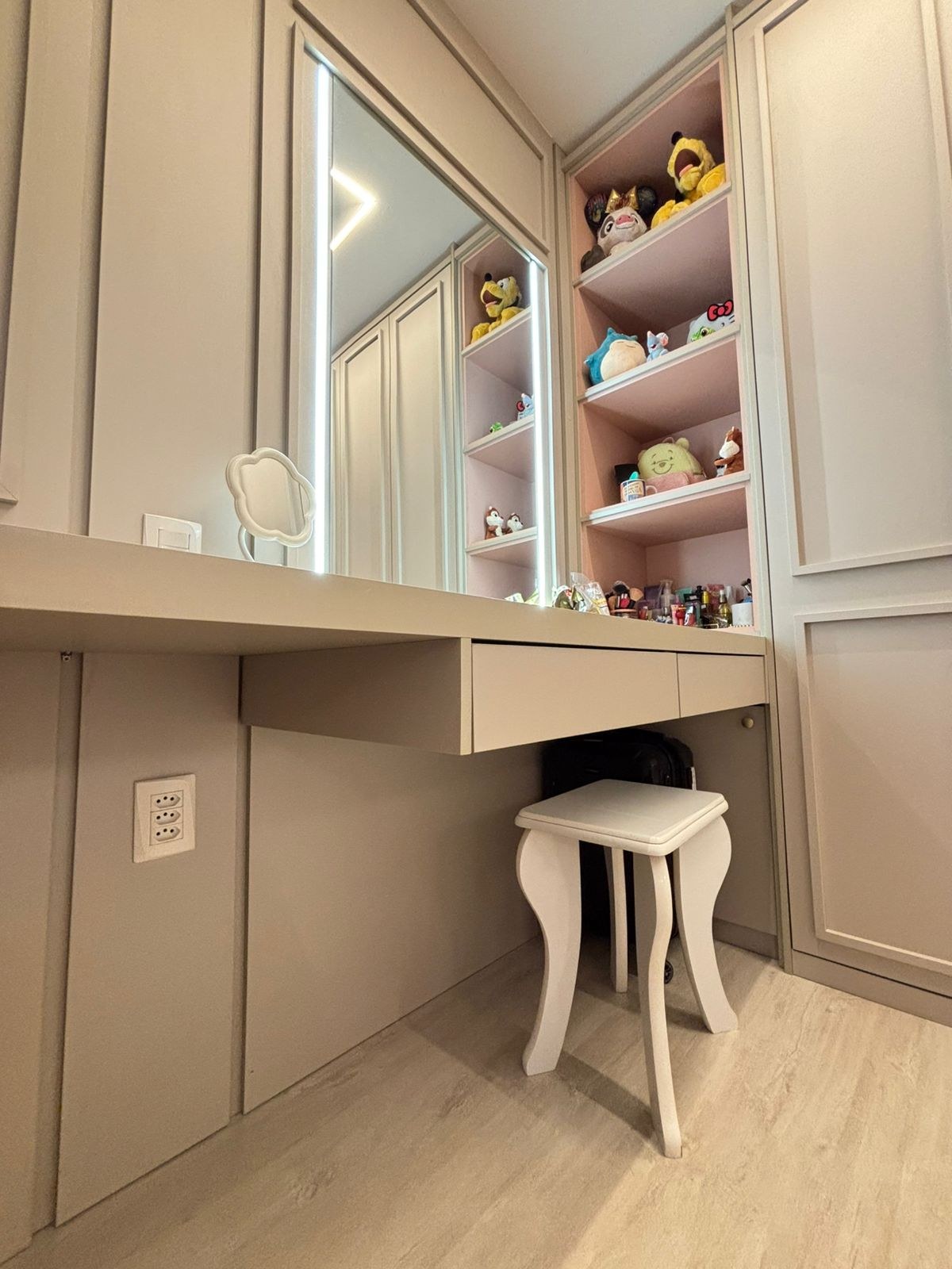 Closet e penteadeira planejados com espelho iluminado